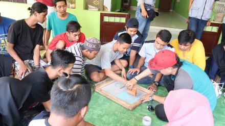 Pelatihan Sablon di Pedukuhan 3 Singosaren oleh KKN UGM