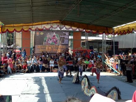 Pentas Seni Jathilan Menghiasi Perayaan HUT Taman Parkir Wisata Singosaren