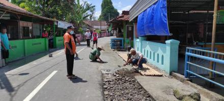 Pengerasan Bahu Jalan Padukuhan Singosaren 1-2 