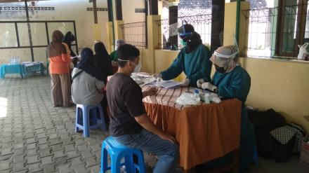 Screening Penyakit Tidak Menular Posbindu Surya Sari Sarirejo II