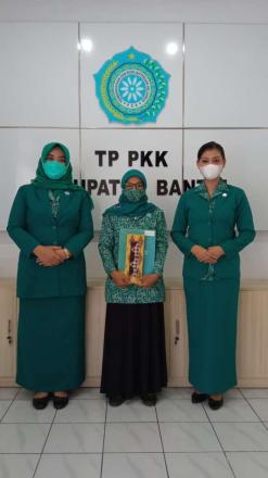 Ketua Pokja IV TP PKK Singosaren, Ibu Tanti Rismayani Terima Penghargaan dari TP PKK Bantul