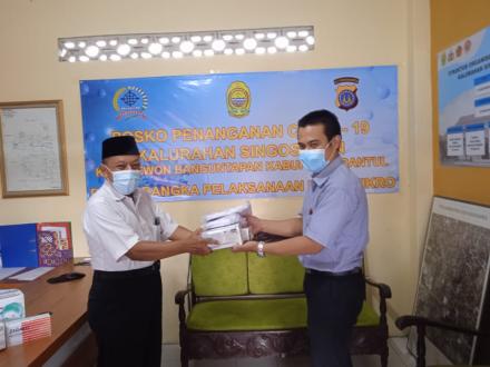 Singosaren Terima Bantuan dari Farmasi UGM