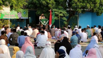 Penyelenggaraan Sholat Ied di Halaman Balai Kalurahan Singosaren