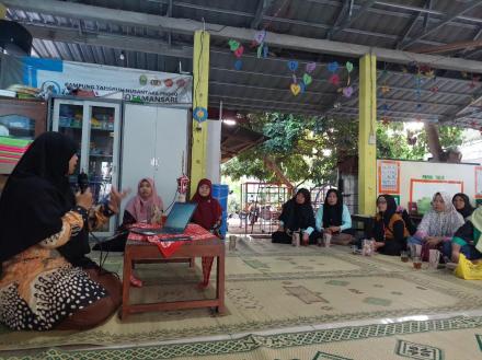  Pelatihan Pengelolaan Sampah di KWT Maju Makmur Singosaren 1